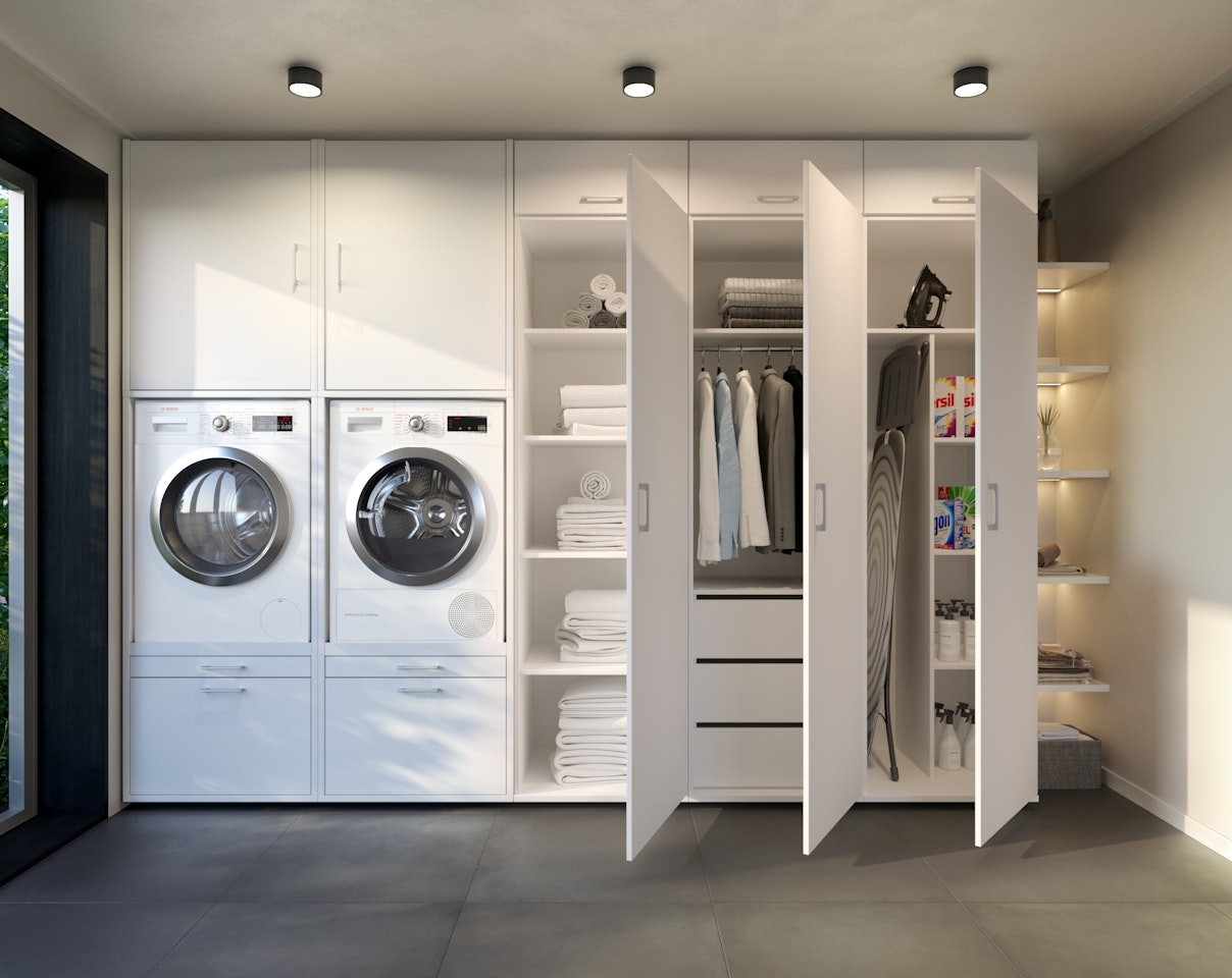 Heller Hauswirtschaftsraum mit weißem Waschmaschinen Trockner Schrank und genügend Stauraum.